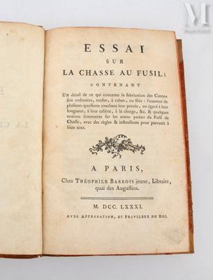 un livre ouvert avec l'image d'un oiseau dessus