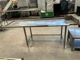 une table placée au milieu d'une pièce
