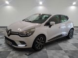 la voiture blanche est garée sur un sol en damier dans le garage