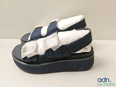une paire de chaussures empilées l'une sur l'autre