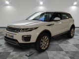 Le Range Rover blanc est garé sur un sol en carreaux à damier.