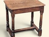 une petite table avec un plateau en bois sur fond blanc