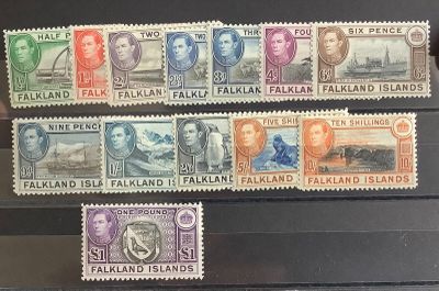 plusieurs types de timbres différents sur un fond noir