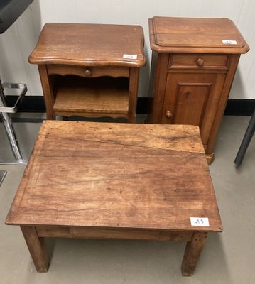 deux tables en bois et une petite table surmontée d'un tiroir