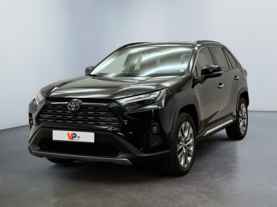 La Toyota RAV noire est garée dans une grande pièce