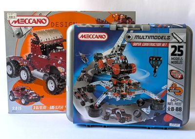 deux boîtes de legos assortis sont posées l'une à côté de l'autre