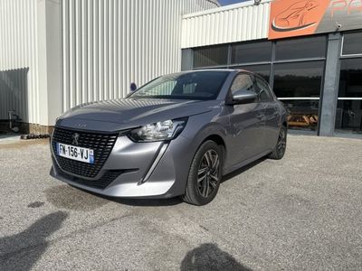 une voiture grise garée devant un bâtiment
