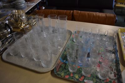 de nombreux verres et plateaux posés sur une table