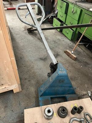 une machine posée sur une table dans un garage