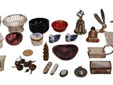 un grand nombre d'objets posés sur une surface blanche
