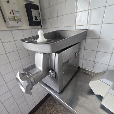 une machine posée sur le comptoir d'une cuisine