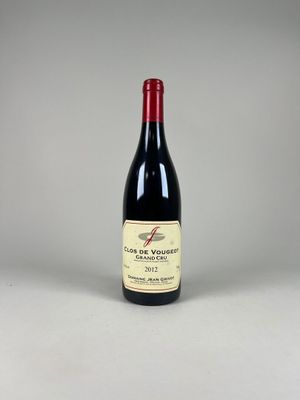 la bouteille de vin rouge est posée sur la table
