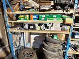 une pile de pneus posée sur une étagère dans un garage