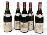 six bouteilles de vin sont alignées sur une surface blanche