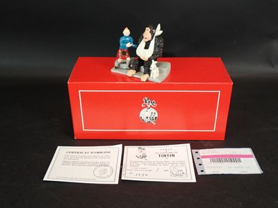 une boîte rouge sur laquelle est posée une figurine représentant un homme et une femme assis