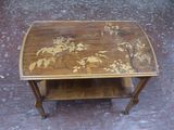 une table en bois ornée d'un motif floral