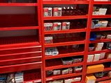une étagère rouge sur laquelle sont posés de nombreux objets