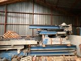 une grande machine installée à l'intérieur d'un bâtiment