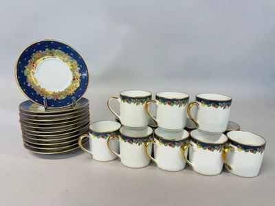 un grand nombre de tasses et de soucoupes sur une table