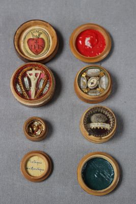 de nombreux boutons de toutes sortes sur une surface grise