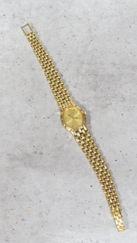 RIALTO. Montre de femme cadran ovale en or 750‰ (bracelet et boit...