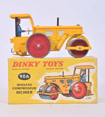 un tracteur miniature posé sur une boîte