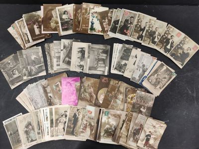 une vieille photo d'un tas de vieilles photos sur une table