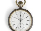 une vieille montre de poche avec des chiffres romains sur fond blanc