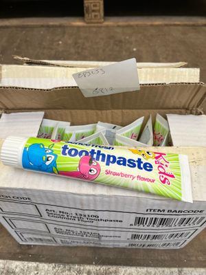 un tube de dentifrice posé sur une boîte de dentifrice