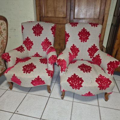 deux chaises posées sur un sol carrelé