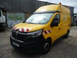une camionnette jaune garée dans un parking