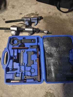 une mallette bleue contenant des outils, posée par terre
