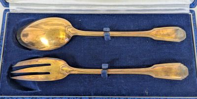 deux cuillères et une fourchette dans une boîte bleue