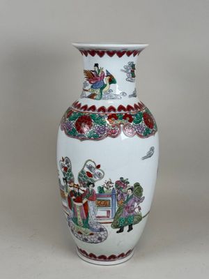 ASIE, XXe. Grand vase balustre en porcelaine polychrome à dé… - Photo 1