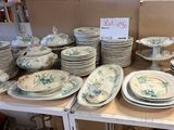 beaucoup d'assiettes et de bols sur une étagère