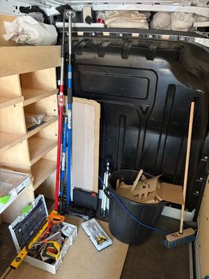 un petit espace de rangement à l'arrière d'une camionnette