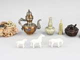 beaucoup de petites figurines qui se trouvent sur la table