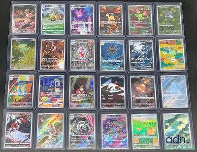 La collection de cartes à collectionner Pokémon est exposée sur une table.