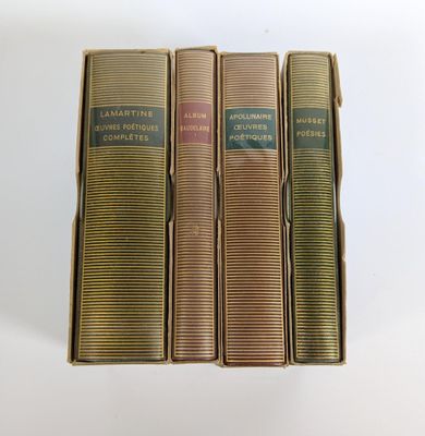 trois livres dans une boîte posée sur une surface blanche
