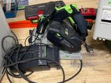 une photo d'un établi encombré sur lequel sont posés des outils