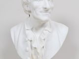 buste blanc d'un homme sur un socle bleu, sur fond blanc