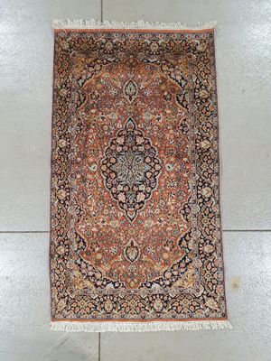 Tapis cachemire en coton et soie à décor d'un médaillon pars…