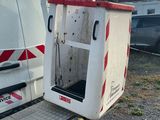 un camion blanc dont la porte arrière est ouverte