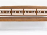 un banc en bois posé sur une surface blanche