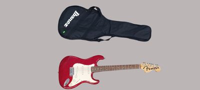 une guitare électrique rouge et un étui noir sur fond gris