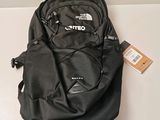 un sac à dos noir posé sur une table