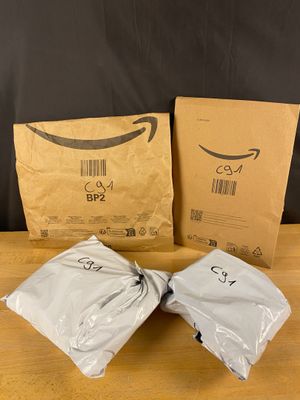 trois sacs de produits amazon posés sur une table en bois