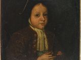 portrait d'un jeune garçon vêtu d'un manteau marron et tenant une fleur