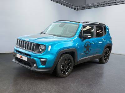 une Jeep Renegade bleue garée dans une pièce au sol noir