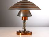 une lampe posée sur une table